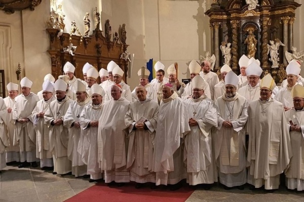 biskupi na synodzie
